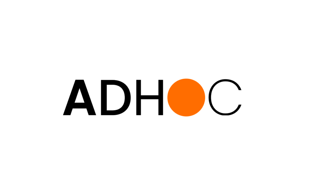 Logo avec le texte « ADHOC » ; la lettre « O » est un cercle orange, présentant un design élégant qui incarne la créativité et la modernité, parfait pour votre site WordPress. Limbus Studio