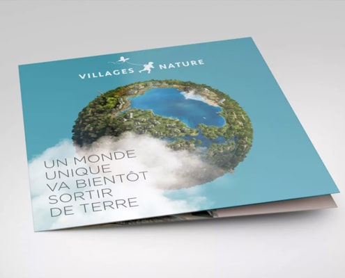 Une brochure présente une vue aérienne circulaire de la nature, avec le texte « VILLAGES NATURE » et « UN MONDE UNIQUE VA BIENTÔT SORTIR DE TERRE ». Ce design époustouflant incarne une création où l'innovation s'harmonise avec la terre. Limbus Studio