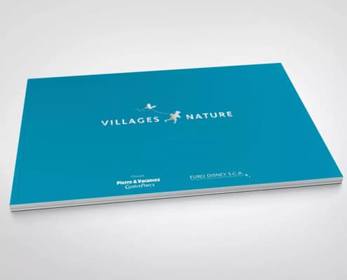 Une couverture de brochure bleue intitulée « Villages Nature » présente les logos au design créatif de Pierre & Vacances Center Parcs et d'Euro Disney S.C.A. Limbus Studio