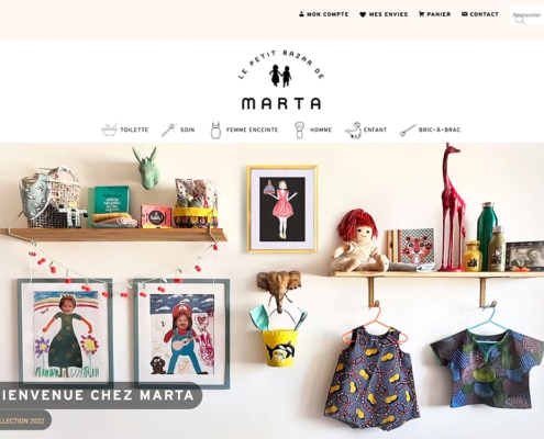 Des articles pour enfants colorés sont exposés de manière créative sur des étagères murales aux côtés d'œuvres d'art encadrées, de jouets et de vêtements. Une bannière de magasin élégante conçue avec une touche de style WordPress flotte au-dessus. Limbus Studio