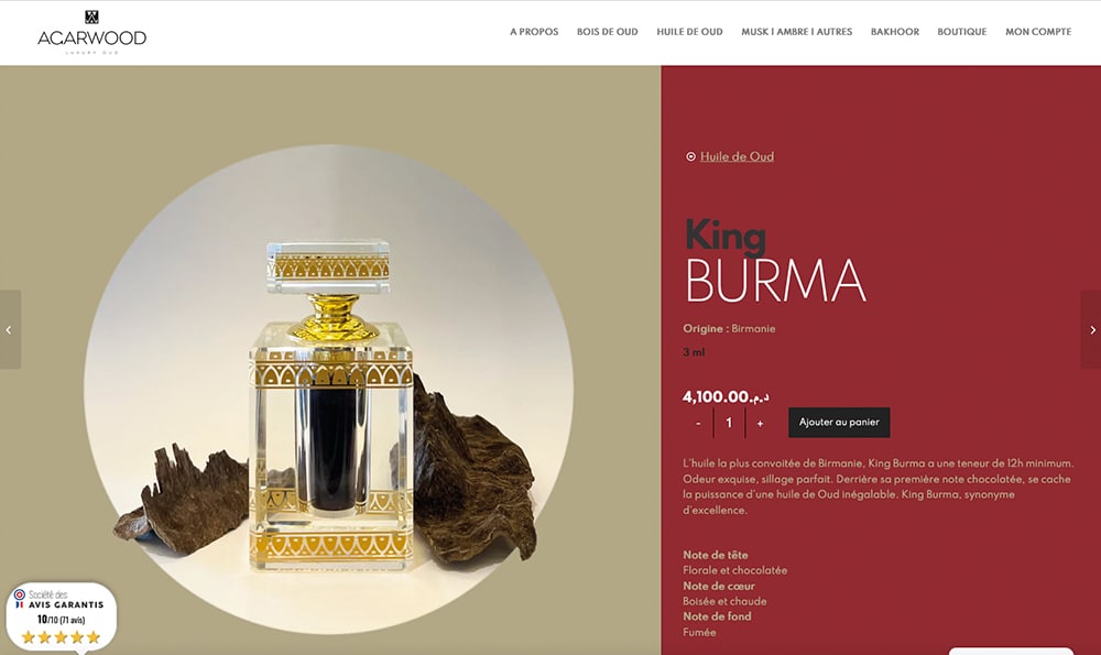 Flacon de parfum luxueux au design doré complexe, présenté par notre studio sur un fond de bois naturel sur un site Web WordPress, reflétant la véritable élégance de la création. Limbus Studio