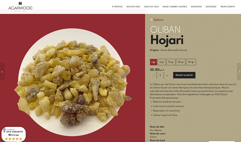 Un tas de résine d'oliban Hojari sur une assiette blanche, magnifiquement capturé dans notre studio, avec une description détaillée du produit et les prix indiqués. Limbus Studio