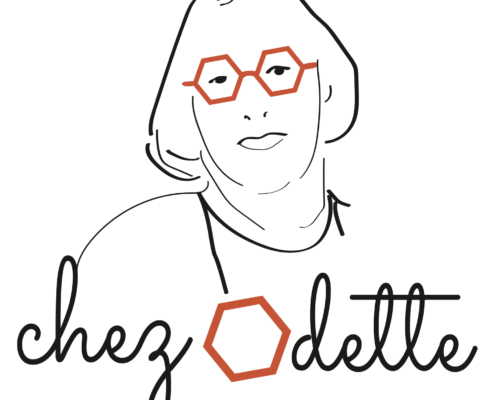 Dessin au trait minimaliste d'une personne portant des lunettes hexagonales orange. Le texte indique "chez Odette" avec un hexagone en guise de "O". Limbus Studio