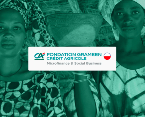 Deux femmes portant des vêtements à motifs se tiennent à côté d'un logo de la Fondation Grameen Crédit Agricole et d'un bol, reflétant l'impact du travail de la Fondation GCA. Limbus Studio