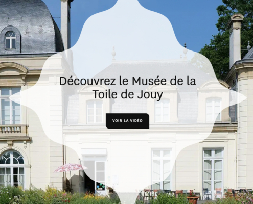 Bâtiment blanc de style français avec des fenêtres cintrées ; le texte indique "Découvrez le Musée de la Toile de Jouy", vous invitant à découvrir le musée historique de la toile de jouy. Limbus Studio