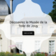 Bâtiment blanc de style français avec des fenêtres cintrées ; le texte indique "Découvrez le Musée de la Toile de Jouy", vous invitant à découvrir le musée historique de la toile de jouy. Limbus Studio