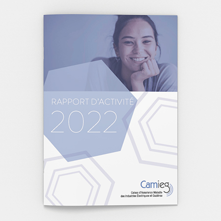 Couverture du rapport d'activité de la CAMIEG 2022 représentant une femme souriante et des formes géométriques audacieuses, portant la mention "Camieg. Limbus Studio