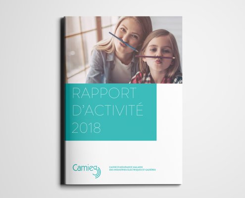 Couverture d'un rapport annuel 2018 présentant un design bleu sarcelle ludique de notre agence, mettant en vedette deux enfants souriants avec des crayons sous le nez. Limbus Studio