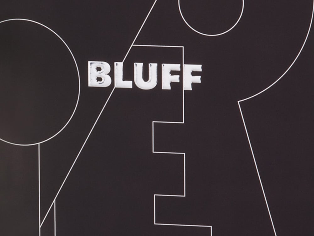 « BLUFF » en texte blanc gras sur fond noir avec des formes de lignes blanches géométriques, présentant des éléments de conception élégants proches d'un site d'agence de pointe.