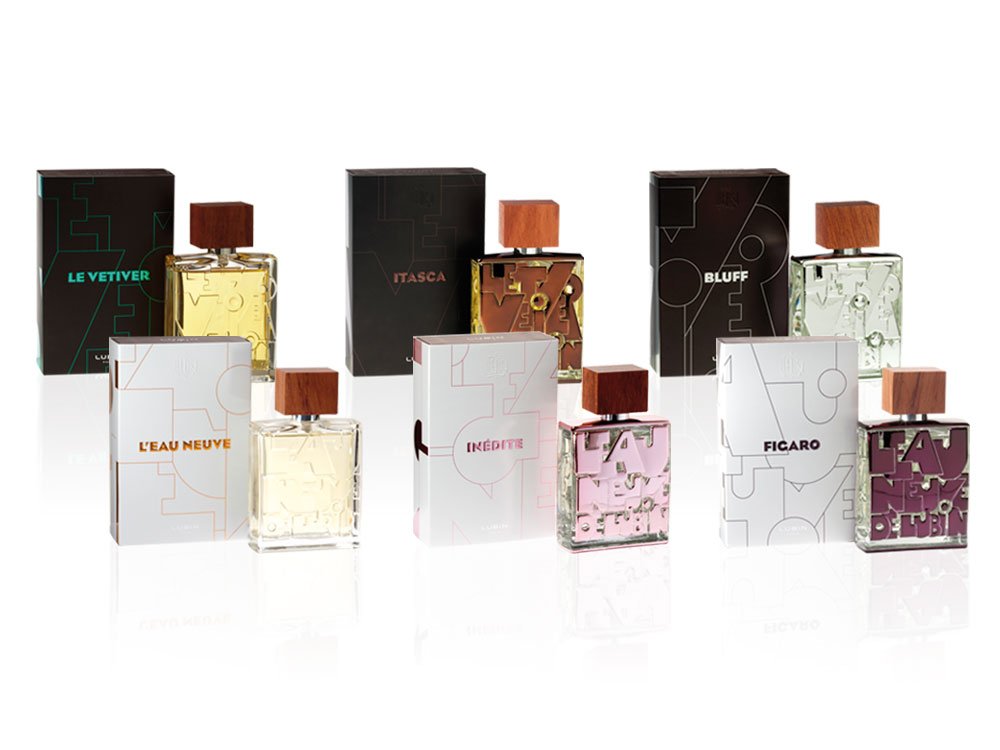 Des flacons et des boîtes de parfum assortis aux designs minimalistes sont disposés en groupe, présentant une esthétique qui compléterait n'importe quelle boutique WooCommerce axée sur le design.