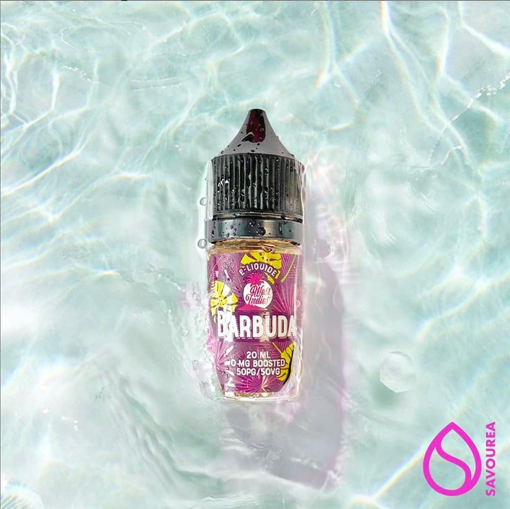 Une bouteille d'e-liquide Barbuda flottant gracieusement sur une eau cristalline, sur fond de studio, avec le logo Savourea élégamment affiché dans le coin. Limbus Studio