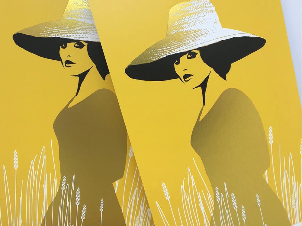 Illustration d'une femme portant un chapeau à larges bords sur fond jaune avec des tiges de blé blanches, évoquant l'essence créative du webdesign dans sa composition. Limbus Studio