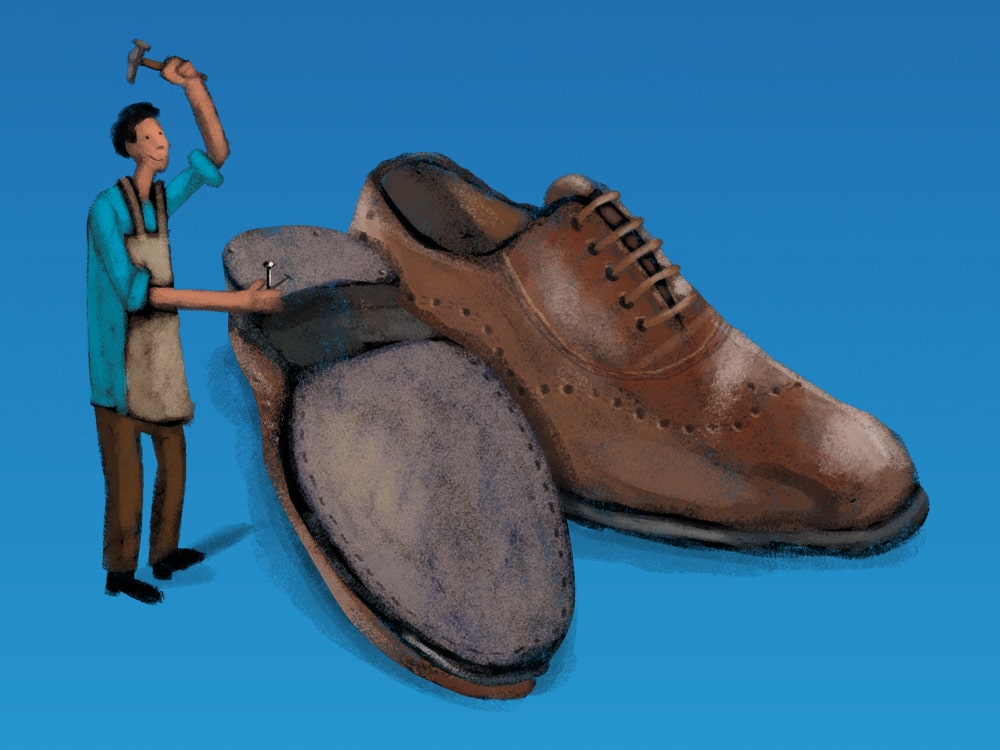 Illustration d'un cordonnier réparant habilement une chaussure marron avec un marteau sur un fond bleu, parfaite pour ajouter du caractère à la conception de votre site WooCommerce.