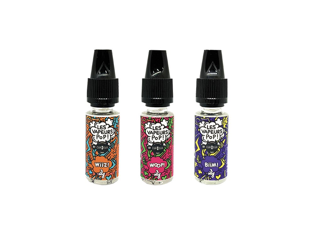 Trois flacons d'e-liquide Les Vapeurs Pop colorés aux bouchons noirs sont soigneusement disposés sur un fond blanc, présentant un design exquis qui reflète la créativité et l'expertise d'une agence de création de premier ordre. Limbus Studio