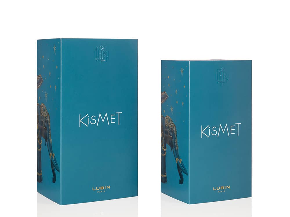 Deux boîtes de parfum bleues ornées des textes « Kismet » et « Lubin Paris », avec une illustration subtile d'éléphant, dégagent un sentiment de création artistique. Parfait pour être présenté sur votre boutique WooCommerce.