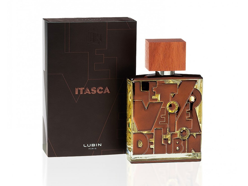 Flacon de parfum avec un bouchon en bois à côté d'une élégante boîte noire étiquetée « ITASCA » de Lubin Paris, présentant un design exquis.