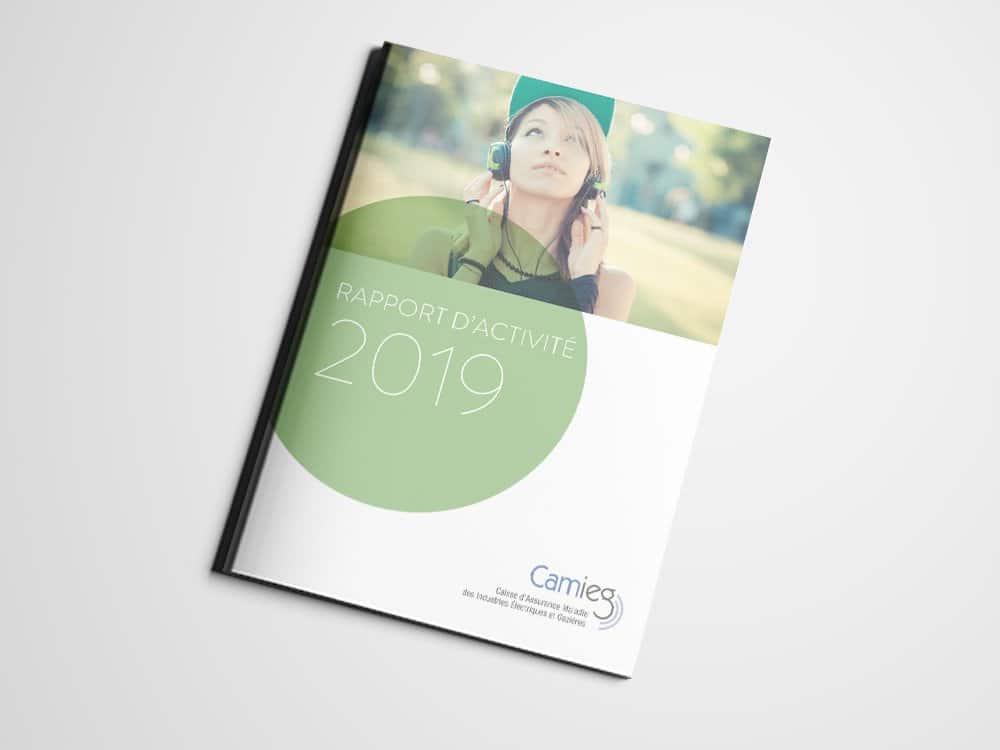 Couverture de « Rapport d'Activité 2019 » représentant une femme écoutant au casque, sur fond de studio de création. Limbus Studio