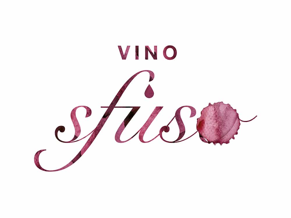 « Vino sfuso » orne le dessin comme une œuvre de Création, sa police rouge élégante et cursive couronnée d'une tache de vin sur la lettre « o ». Limbus Studio