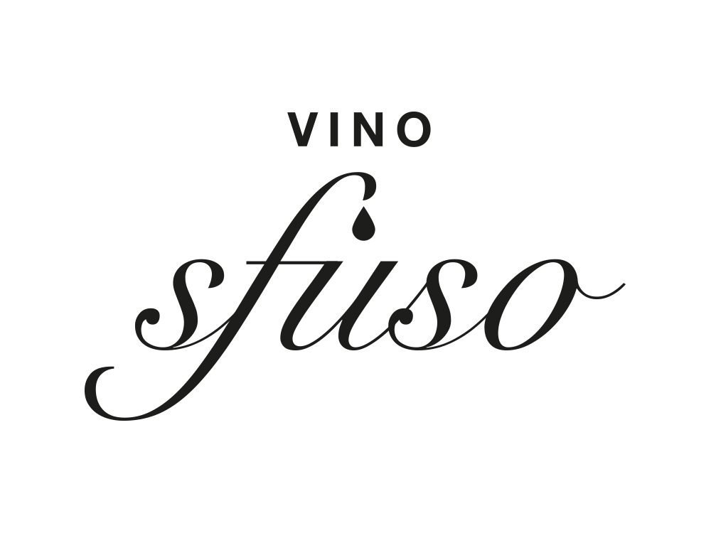 Le texte indique « Vino Sfuso » dans une écriture élégante, avec un accent de goutte de vin élégant sur le deuxième « s », incarnant un mélange parfait d'allure classique et de graphisme moderne. Limbus Studio