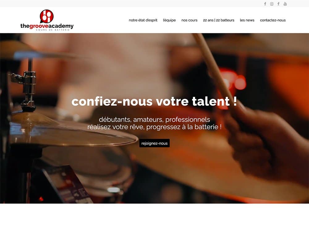 Batterie en action avec le logo thegrooveacademy et le texte "confiez-nous votre talent !" en français, capturant le rythme d'un environnement de studio dynamique. Limbus Studio